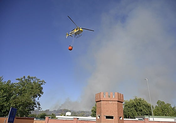 Un helicóptero del Infoex colaborando en los incendios de Badajoz.