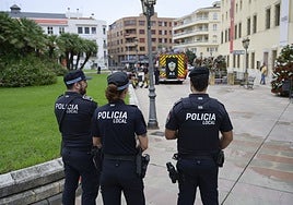 Policías locales patrullando en Badajoz.