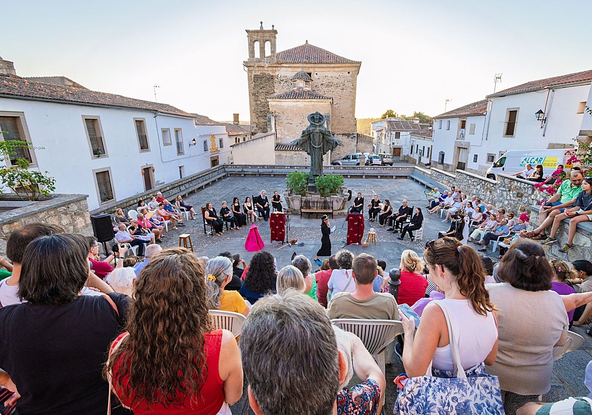 Recital poético en la plaza de San Pedro, en Alcántara, en el marco de la programación del Festival de Teatro Clásico.