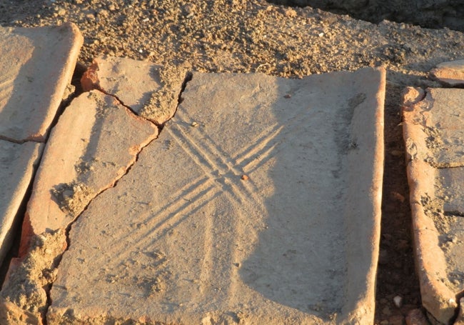 'Tégulas' o tejas romanas que cubrían las sepulturas.