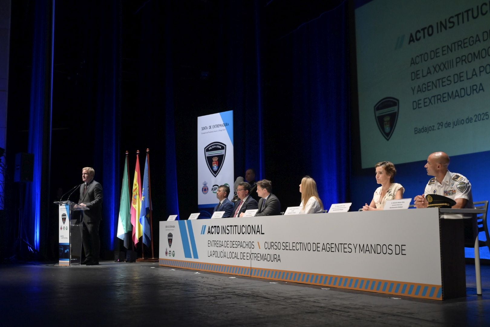 Fotos | Así ha sido la entrega de despachos de la XXXIII promoción de mandos y agentes de la Policía Local