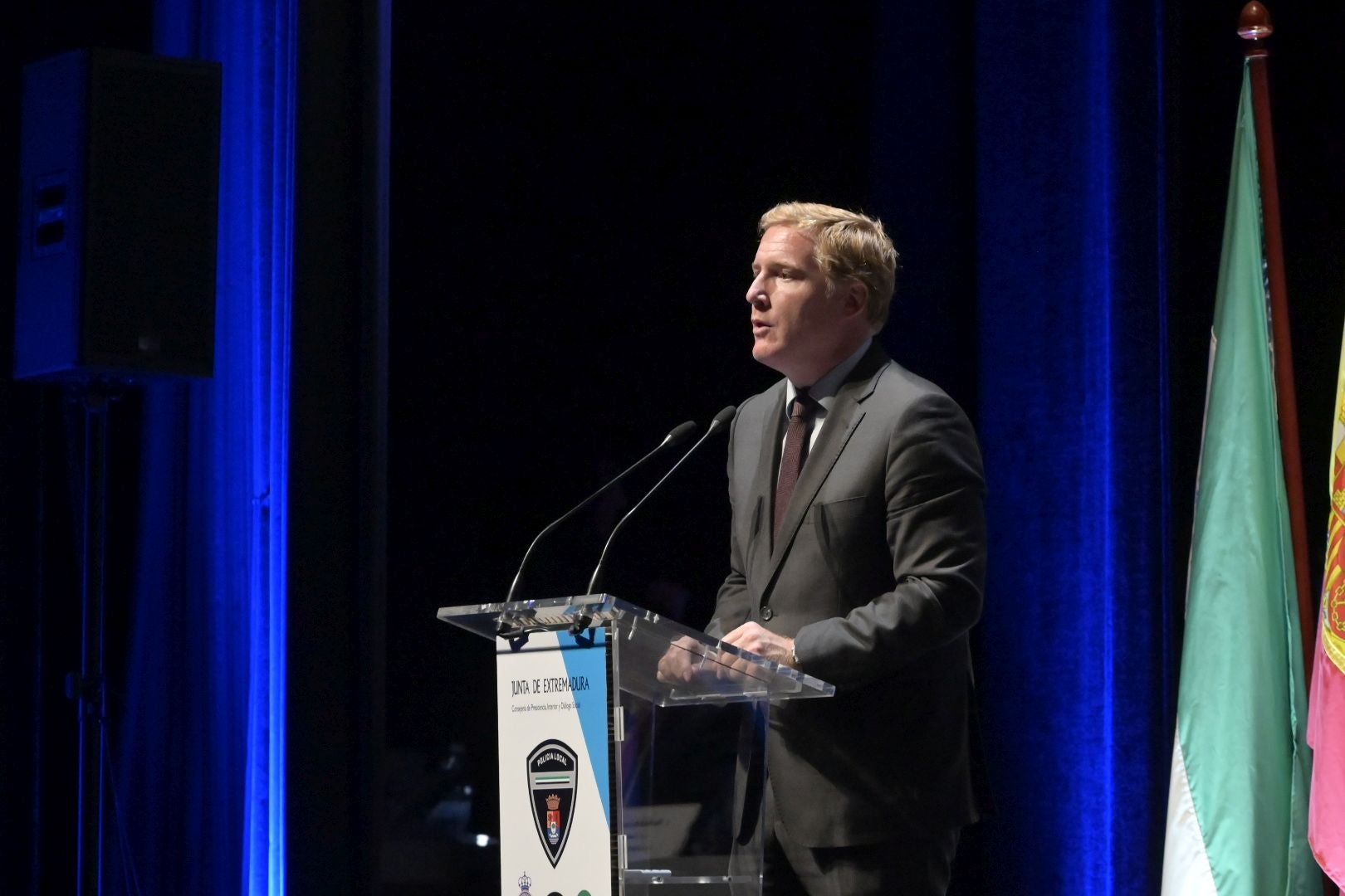 Fotos | Así ha sido la entrega de despachos de la XXXIII promoción de mandos y agentes de la Policía Local