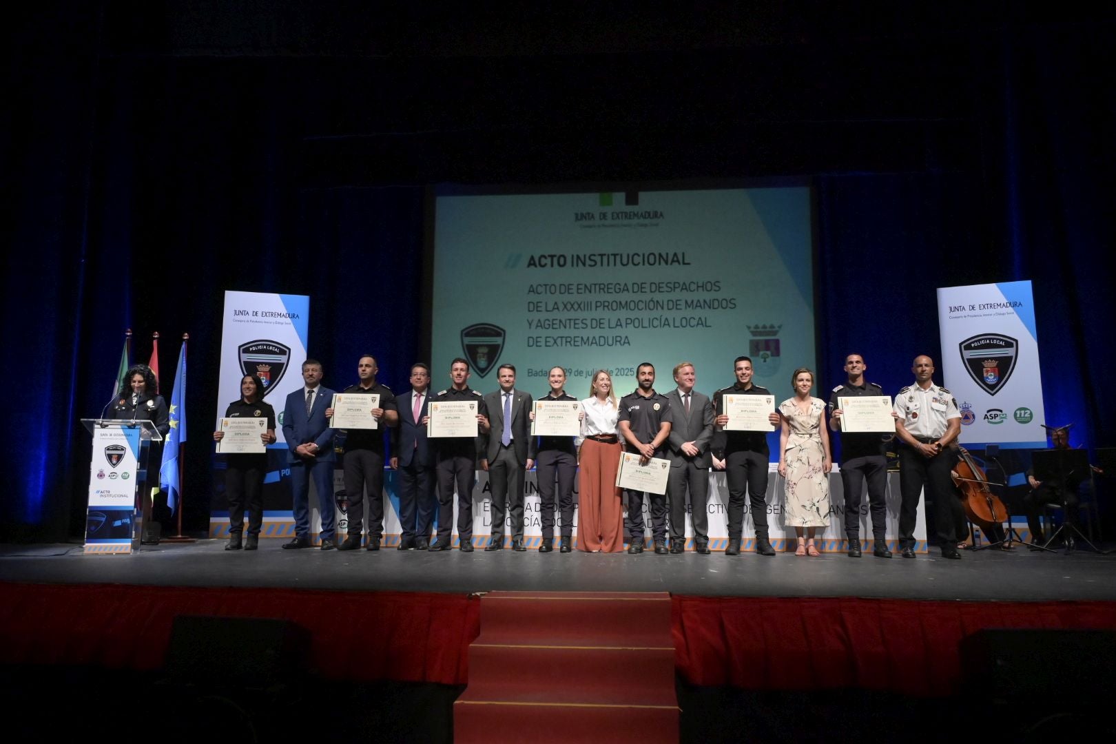 Fotos | Así ha sido la entrega de despachos de la XXXIII promoción de mandos y agentes de la Policía Local