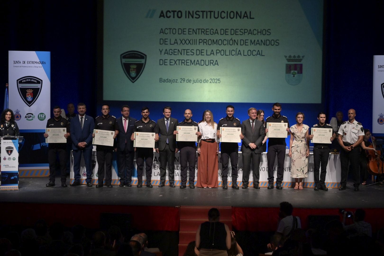 Fotos | Así ha sido la entrega de despachos de la XXXIII promoción de mandos y agentes de la Policía Local