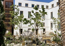 Jardín del hotel Palacio de Godoy de Cáceres, de la cadena Hilton, con el mobiliario ya instalado.