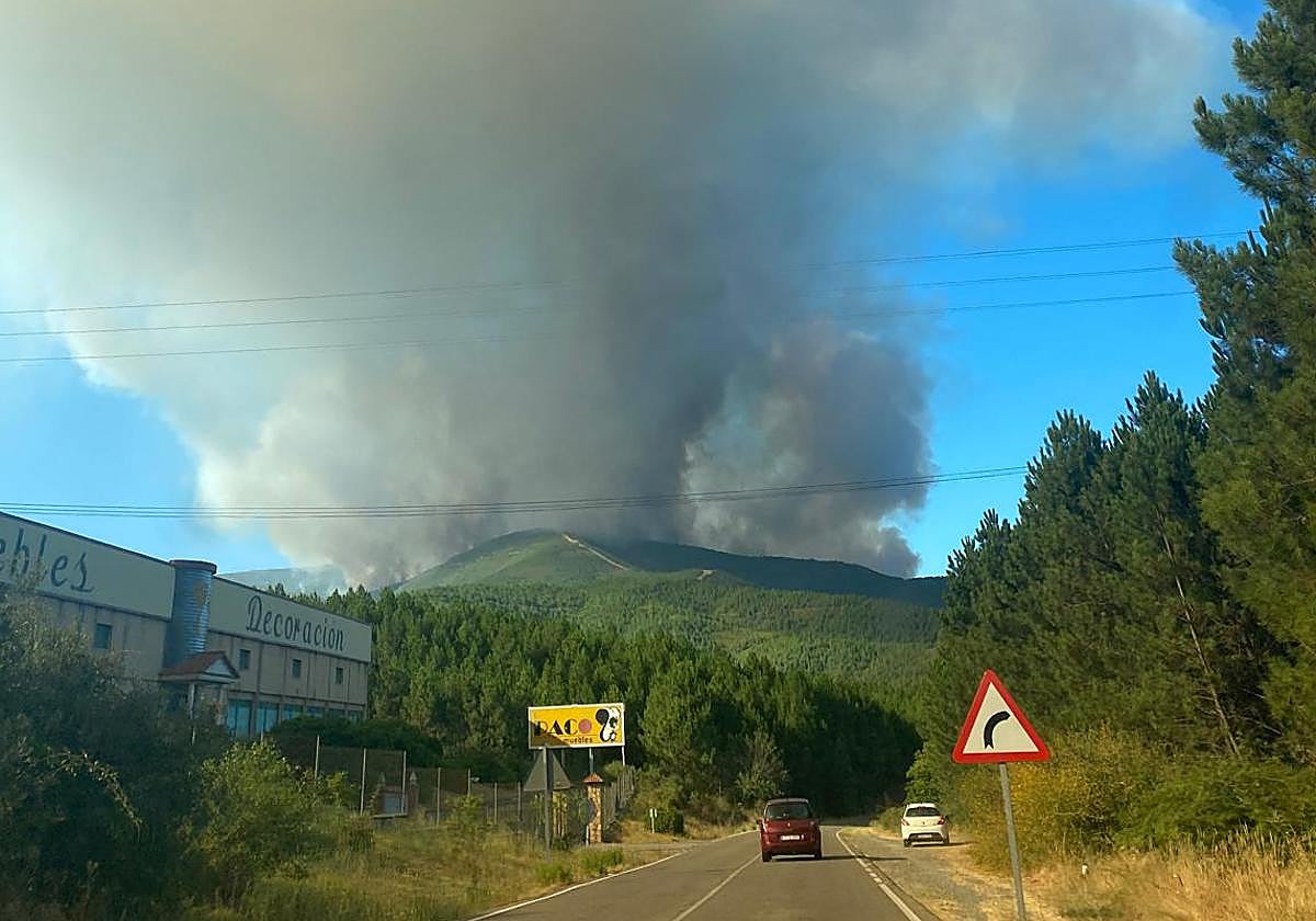 Fotos | Así está el aparatoso incendio de Las Hurdes