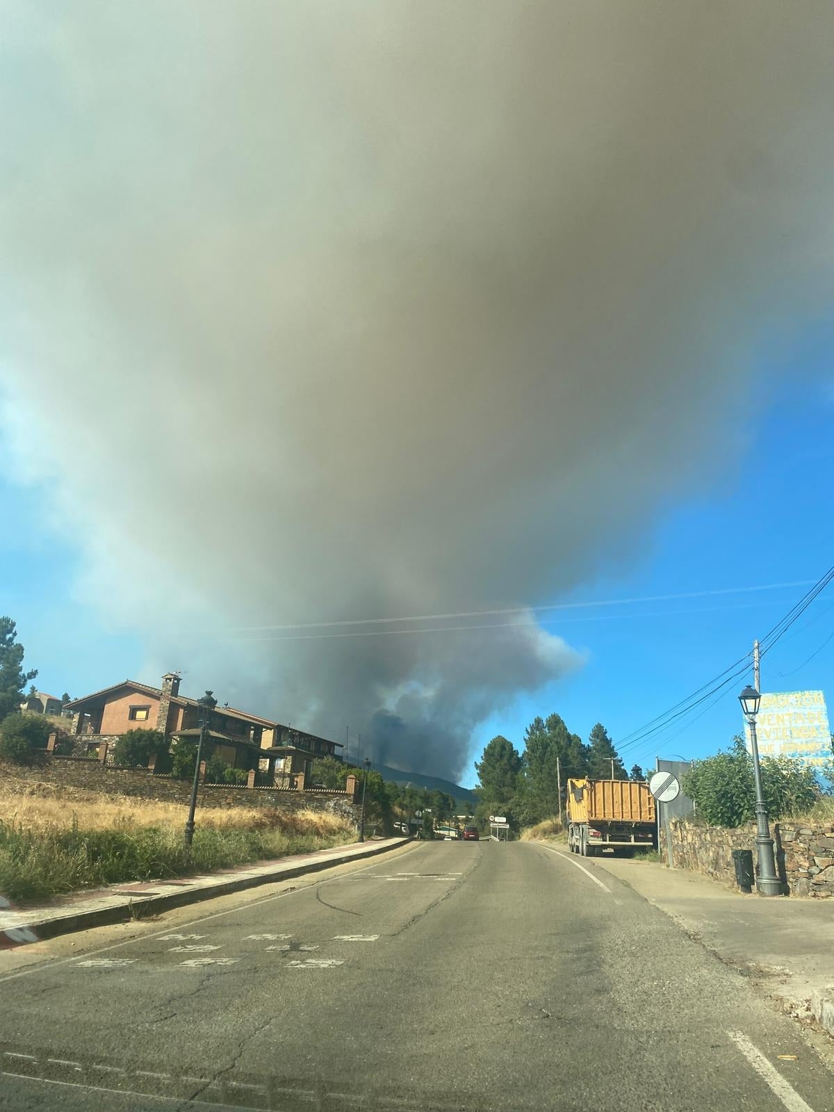 Fotos | Así está el aparatoso incendio de Las Hurdes