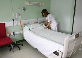 Preparativos de una cama en una zona de hospitalización de un centro sanitario de la región.