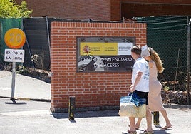 Entrada a la cárcel de Cáceres en una imagen de archivo.