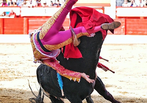 Cogida que sufrió el matador extremeño Emilio de Justo.