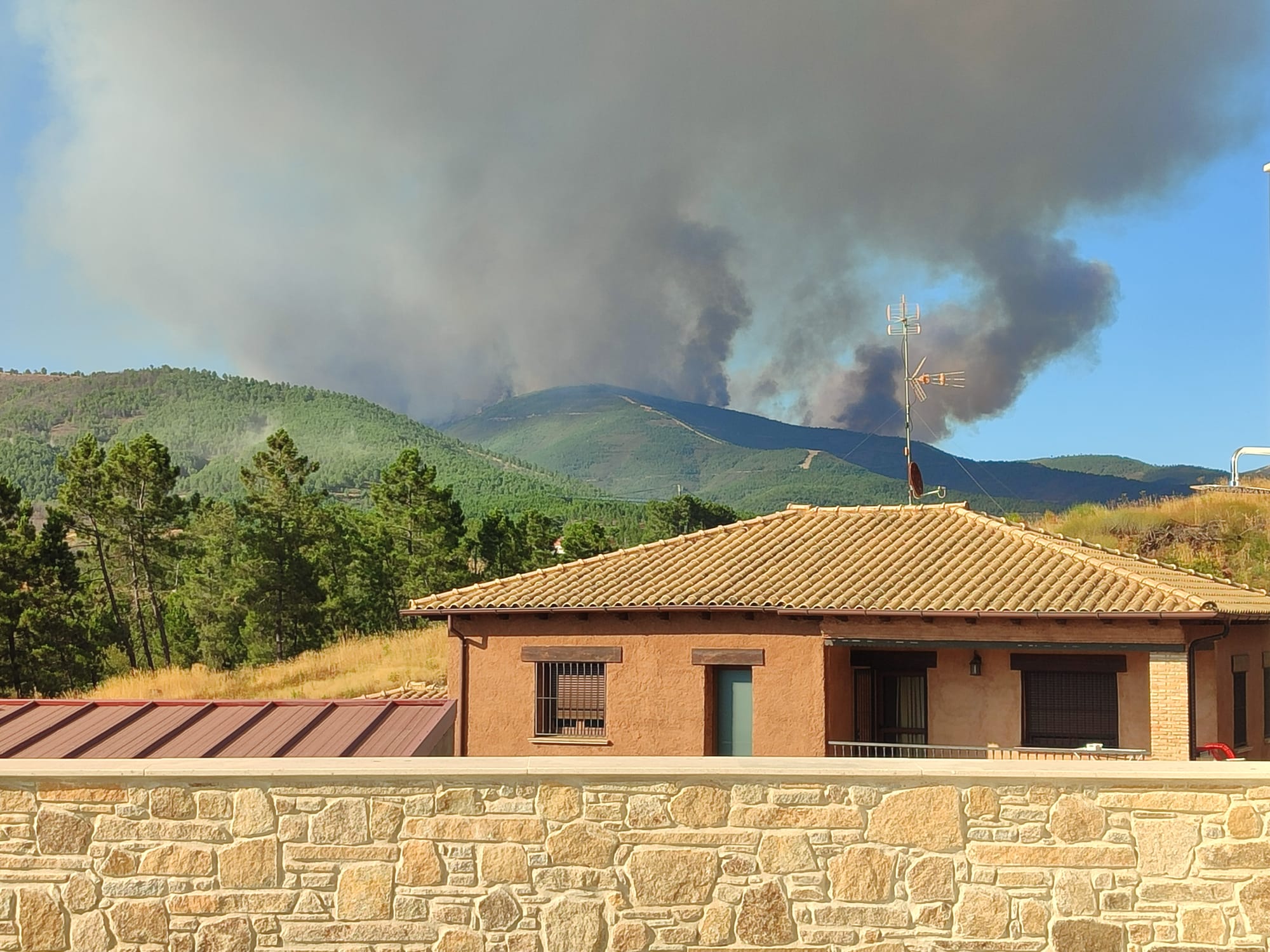 Fotos | Así está el aparatoso incendio de Las Hurdes