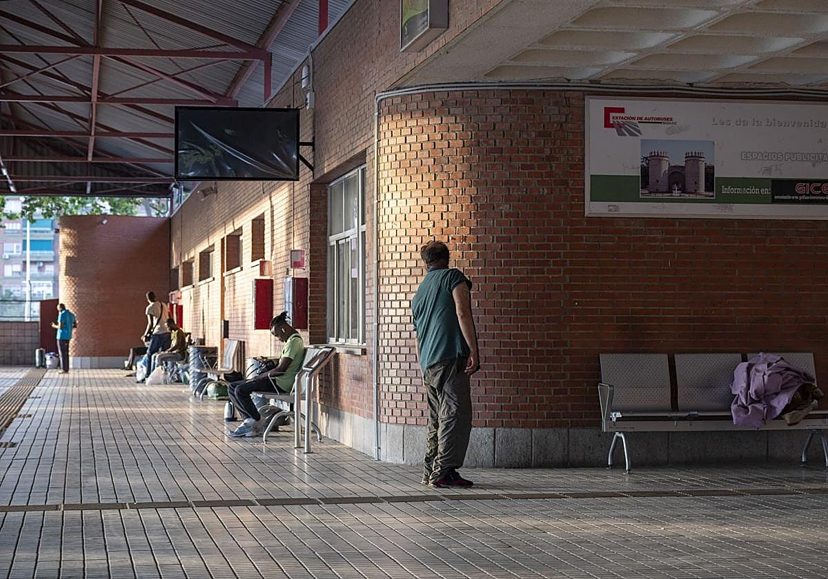 Imagen de principios del este mes de julio de la estación de autobuses de Badajoz, donde duerme más de una veintena de personas.