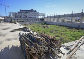 Estado en el que quedaron paralizadas las obras de la piscina de Badajoz.