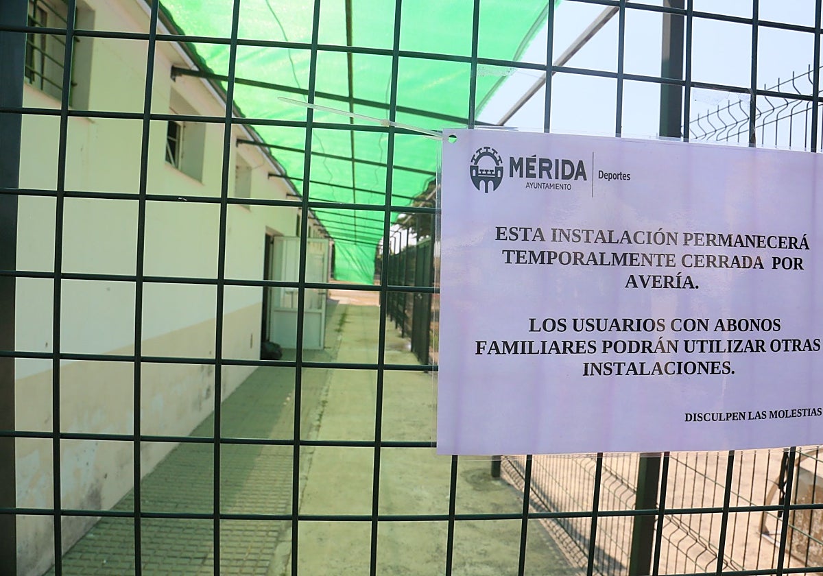 Cartel anunciando el cierre de la piscina de Diocles por una avería este mes de julio.