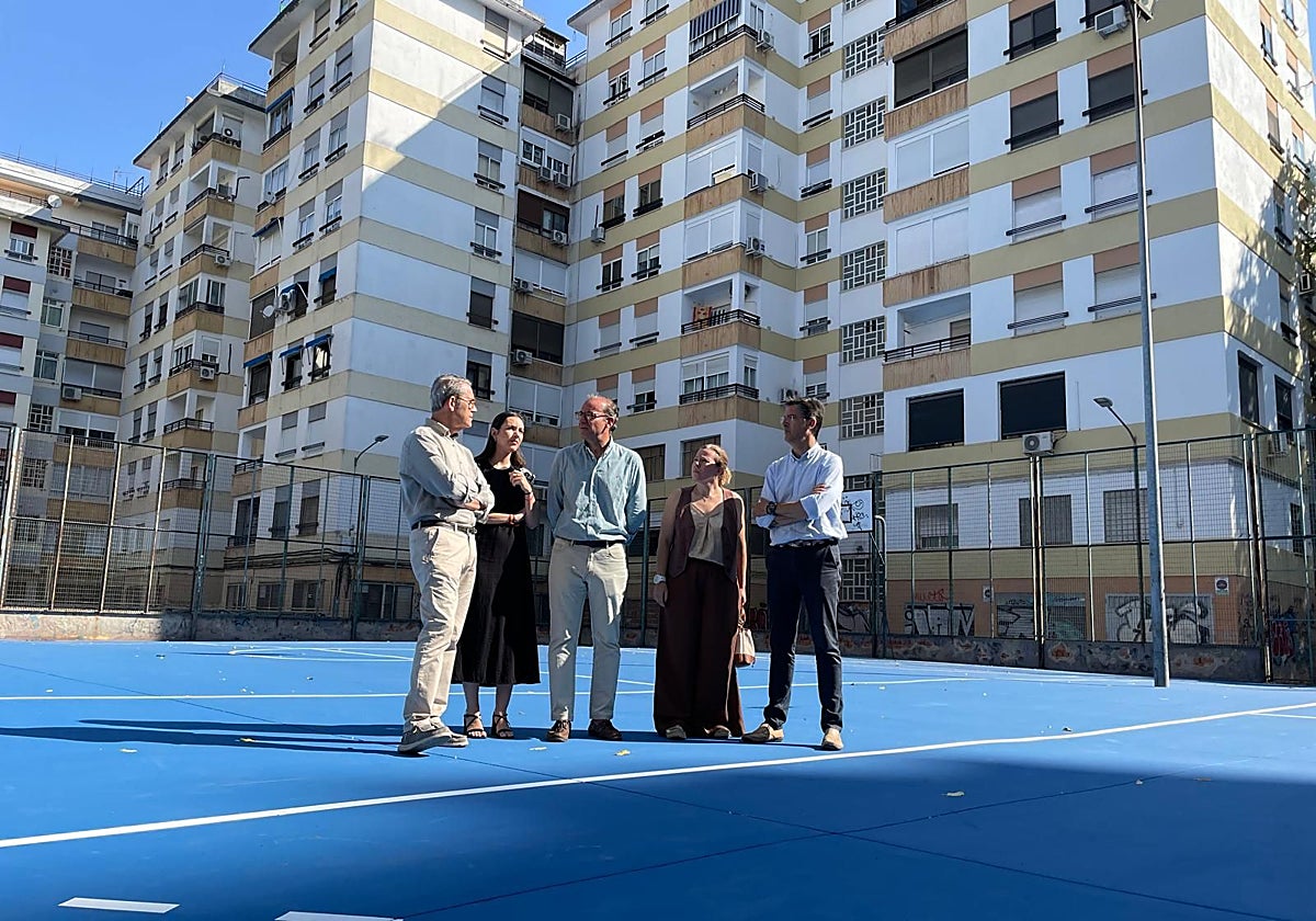 Autoridades municipales y el presidente vecina de La Madrila en las renovadas pistas deportivas.