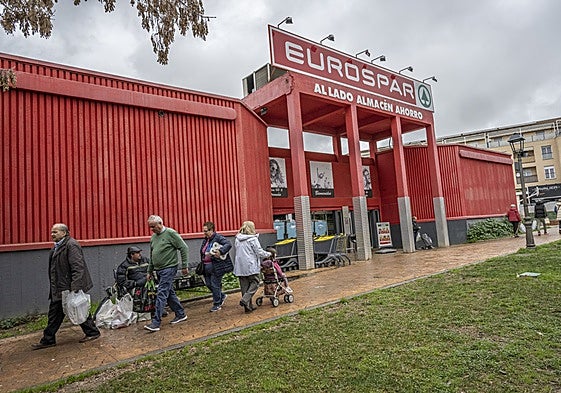 Supermercado de la marca Spar en el parque de San Fernando de Badajoz.