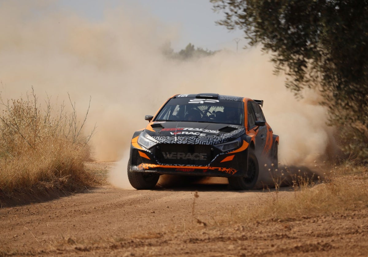 Aleksander Semenov y su copiloto Ignatov con su Hyundai i20 por los parajes de Villafranca de los Barros.