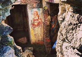 Detalle de los frescos de Juan de Ribera en el interior ruinoso de la ermita.