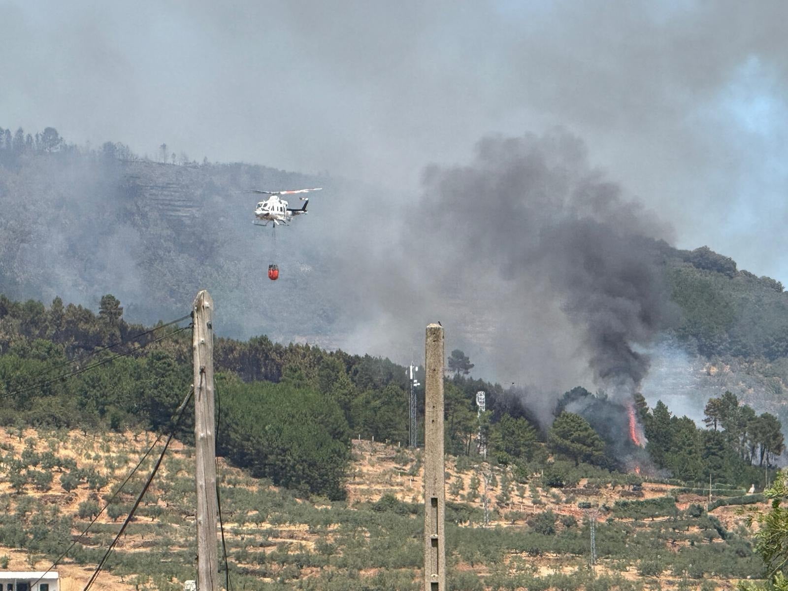 El helicóptero interviene en el lugar del incendio.