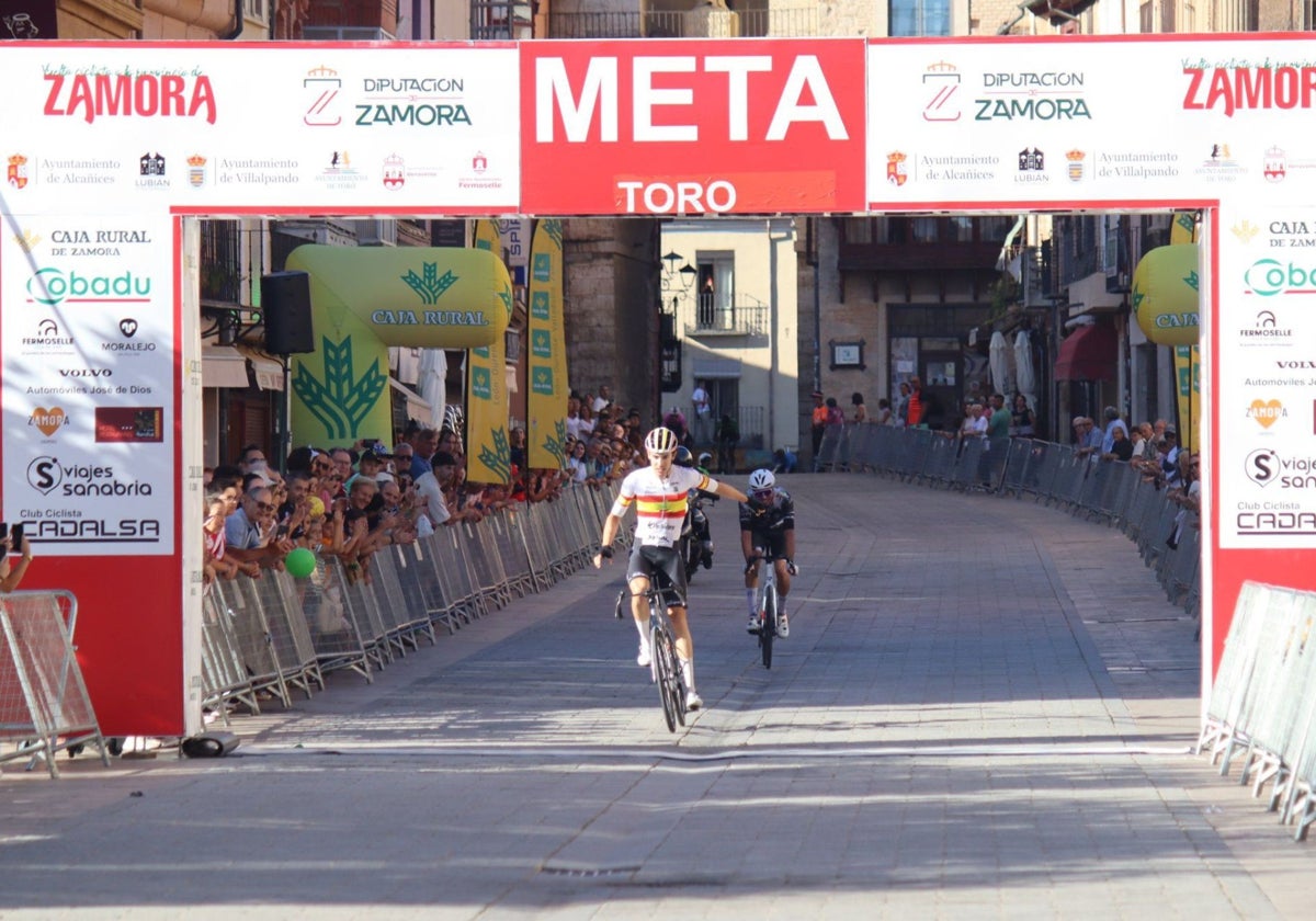 José María Martín cruza la línea de meta de Toro victorioso.