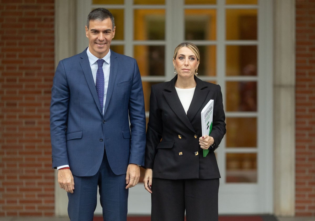 El presidente del Gobierno, Pedro Sánchez, en la reunión que mantuvo el pasado año con la presidenta extremeña, María Guardiola.