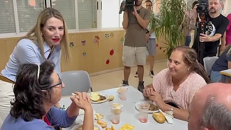 La presidenta de la Junta, María Guardiola, visita a los evacuados por el incendio de las Hurdes