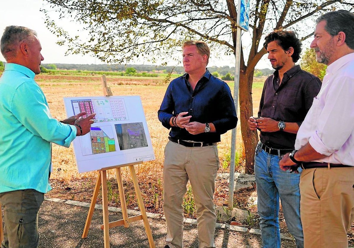 El alcalde comprueba los planos de las viviendas.