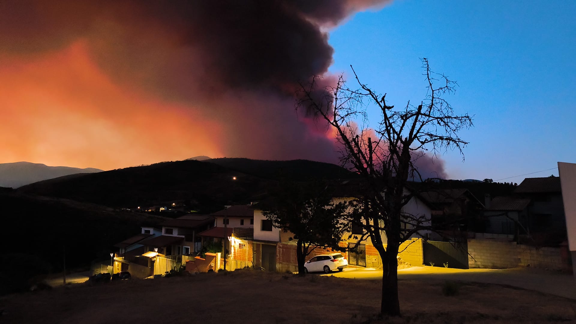 Así se veía el incendio desde Pinofranqueado anoche