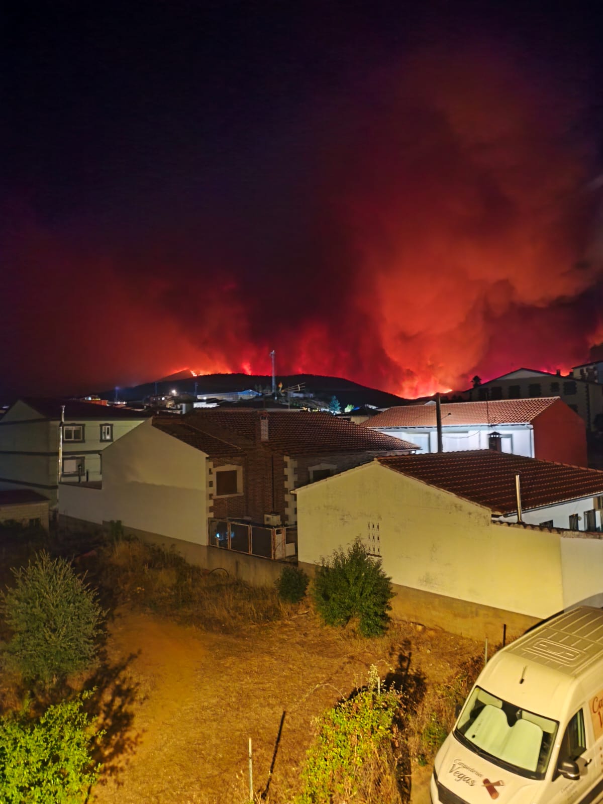 Así se veía el incendio desde Pinofranqueado anoche