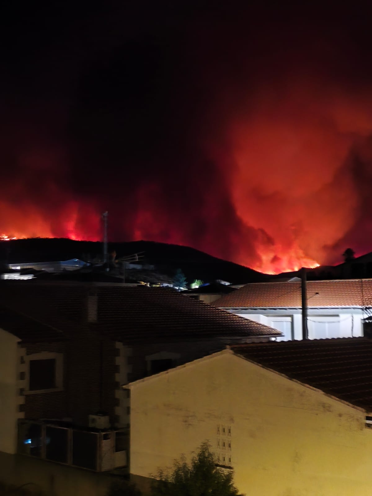 Así se veía el incendio desde Pinofranqueado anoche