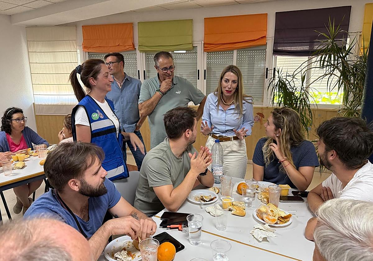 Imagen principal - Guardiola visita a los evacuados por el incendio de Las Hurdes