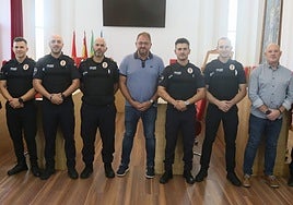 Osuna, en el centro, y Fuster, a la izquierda, junto a los nuevos policías locales de Mérida, esta mañana.