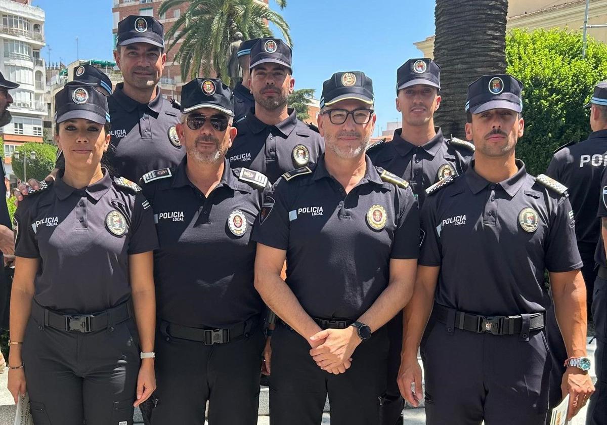 Los nuevos policías, junto a los máximos responsables del cuerpo.