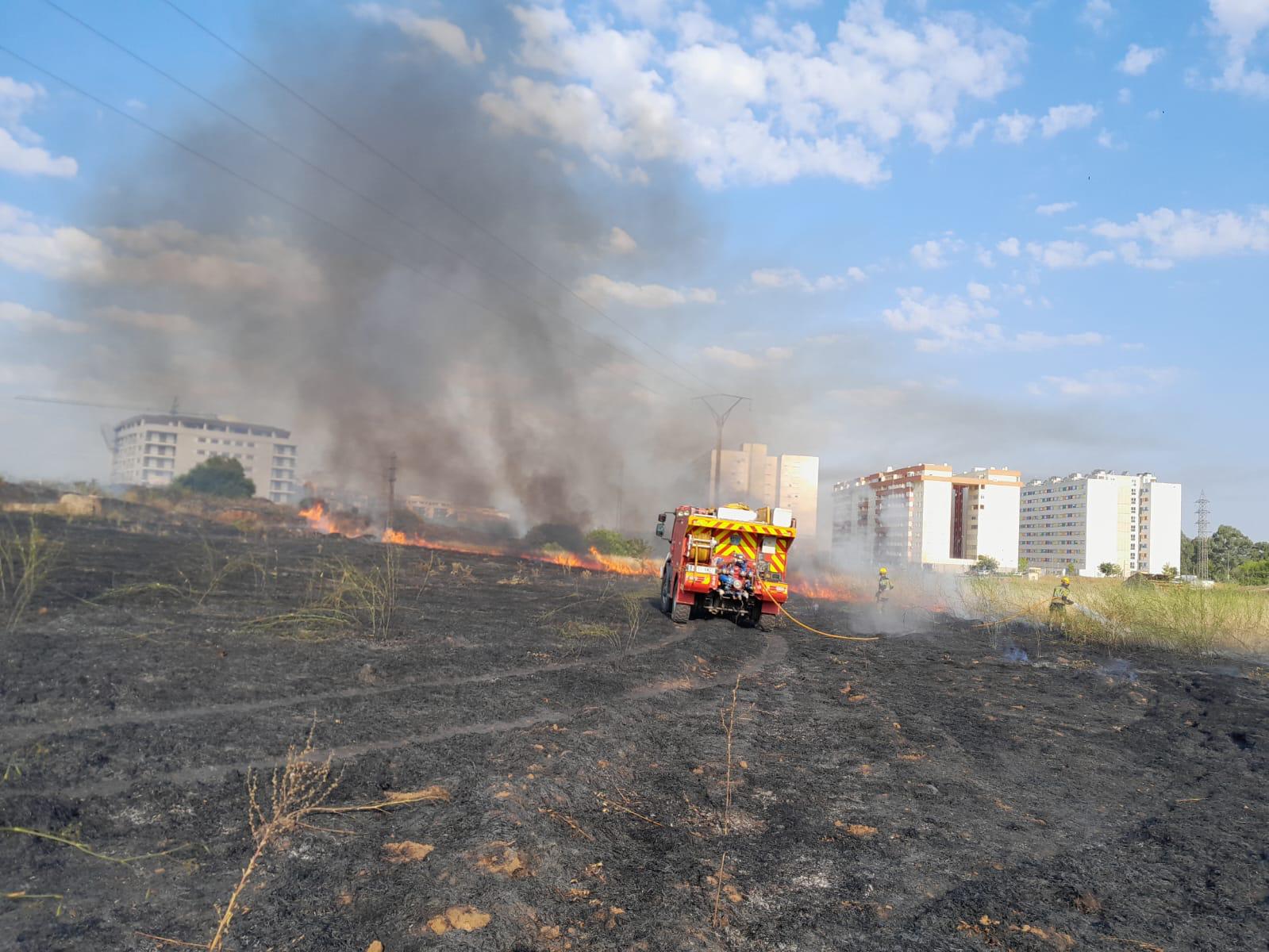 Los bomberos intervienen en el incendio de El Junquillo.