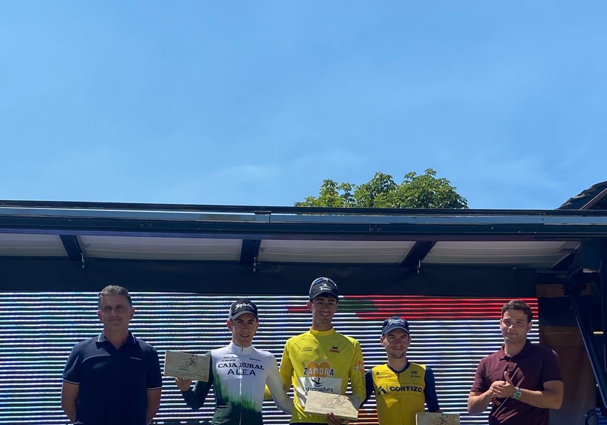 Benito en el podio de la etapa reina de la Vuelta a Zamora.