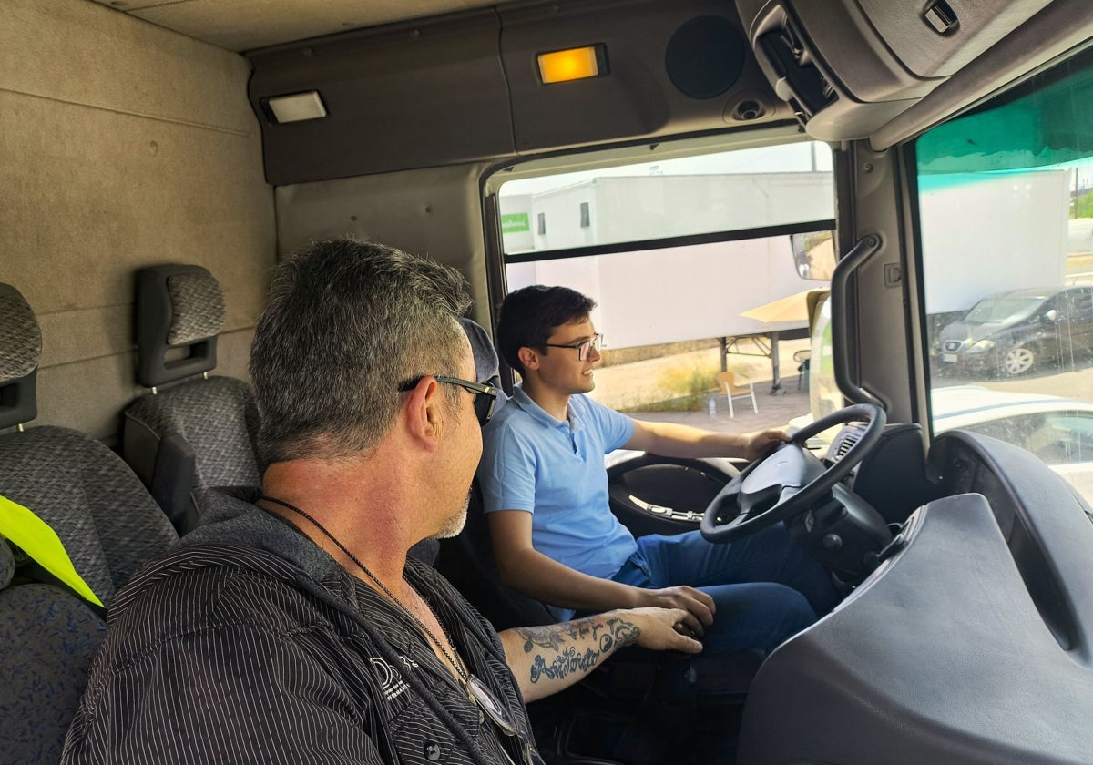 Clase práctica de un beneficiario del bono transporte en una autoescuela de Trujillo.