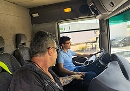Clase práctica de un beneficiario del bono transporte en una autoescuela de Trujillo.