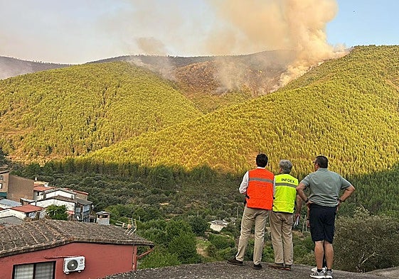 Imagen de las columnas de humo generadas en el incendio de Las Hurdes.