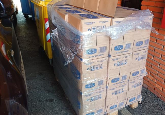 Cajas con botellas de agua para distribuir a los vecinos y equipos de emergencias desplegados.