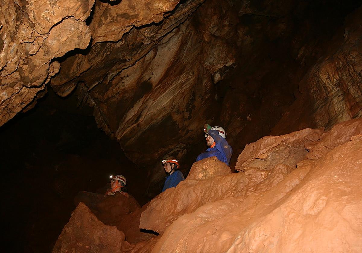 Interior de la cavidad descubierta recientemente en el monumento natural de Fuentes de León.