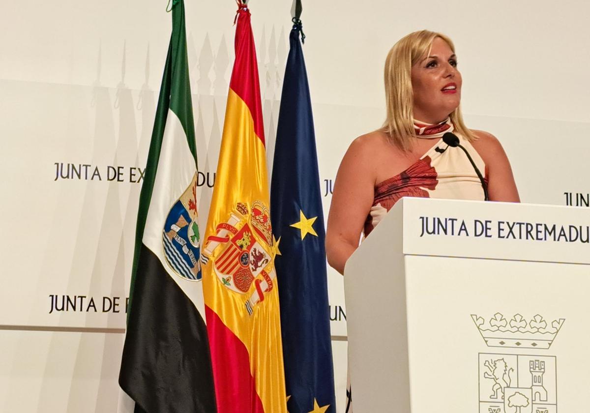 Elena Manzano, esta mañana, en rueda de prensa en Presidencia.