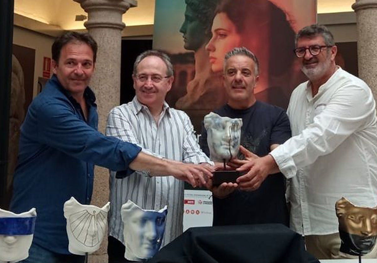 Vélez, Cimarro, Pérez Vinagre y Blanco, con la máscara.