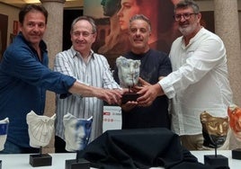 Vélez, Cimarro, Pérez Vinagre y Blanco, con la máscara.
