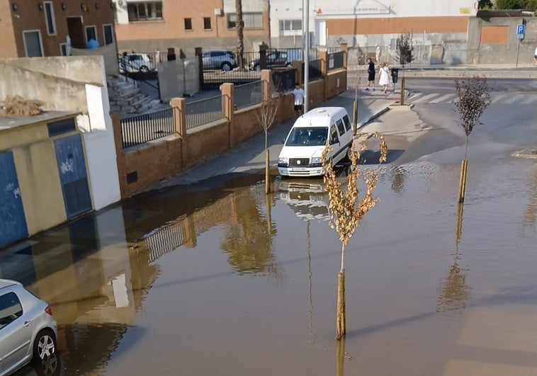 La inundación provocada por un reventón de tubería en Badajoz.
