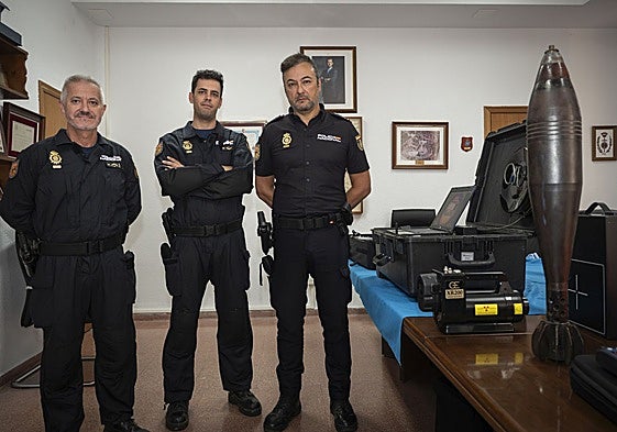 Los tedax José Carlos Rubio, José Luis Sánchez y César Antonio Carnero en Badajoz.