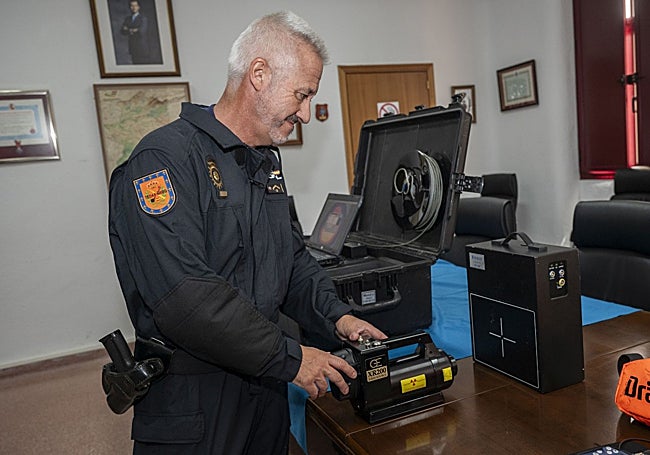 José Carlos Rubio con el aparato de rayos X que utilizan los tedax de Badajoz.