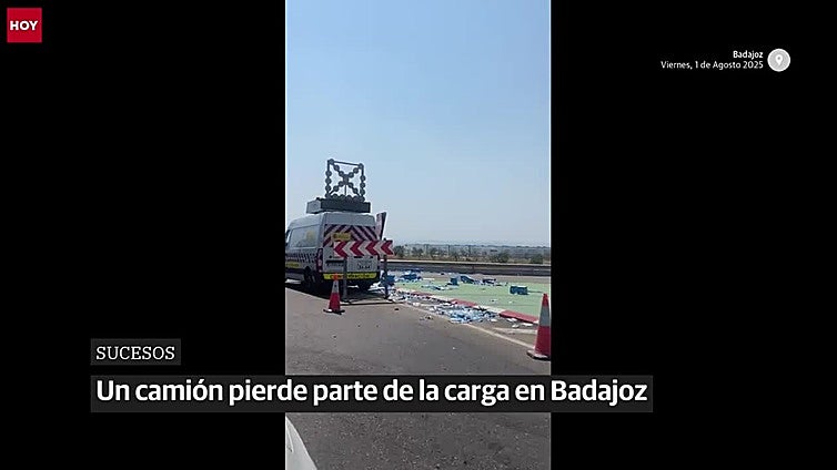 Un camión pierde parte de la carga en la glorieta de la carretera de Campo Mayor