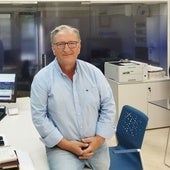 Pedro Sainz en su inmobiliaria en el centro de Cáceres.