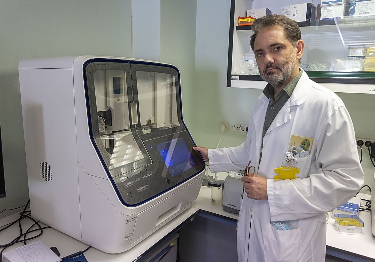 Santiago González junto al secuenciador masivo que analiza paneles de genes en el Hospital San Pedro de Alcántara.