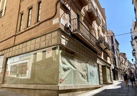 En el local que ocupó Tiendas Rojo durante años desembarcará la franquicia Santa Gloria, que abrirá su segunda cafetería en la capital.